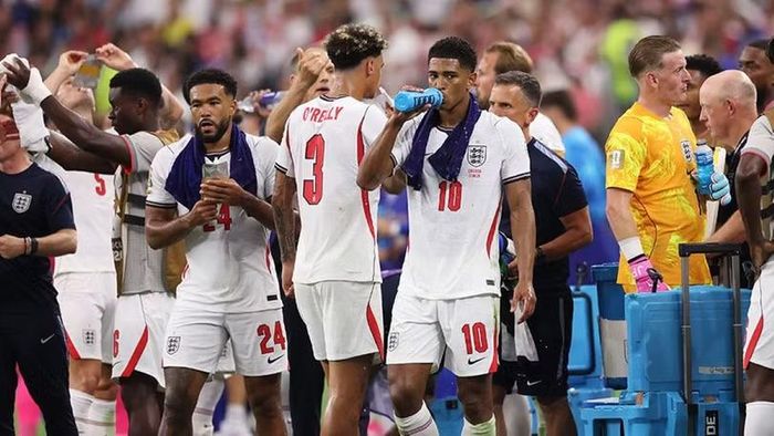 Các cầu thủ đội Anh nghỉ uống nước trong trận đấu với Croatia. Ảnh: Reuters.
