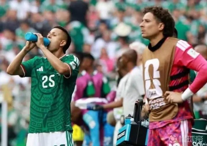Theo giới truyền thông, yếu tố chính khiến FIFA tạo ra "Hydration Breaks" là lợi ích thương mại. Ảnh: Dongqiudi.