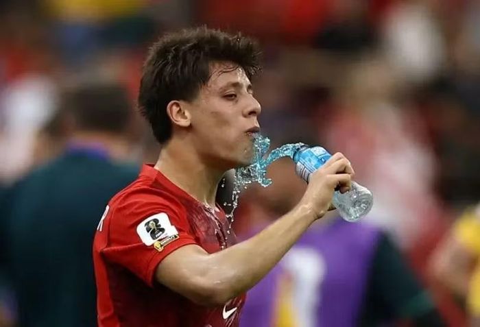 Quy định mới của FIFA về "bổ sung nước" trong thời gian từ phút 22 và 67 của trận đấu đã gây nên nhiều tranh cãi. Ảnh: Reuters.