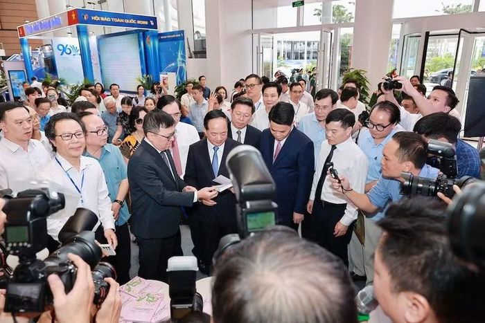 Lãnh đạo Ban Tuyên giáo và Dân vận Trung ương thăm quan Hội Báo toàn quốc năm 2026.