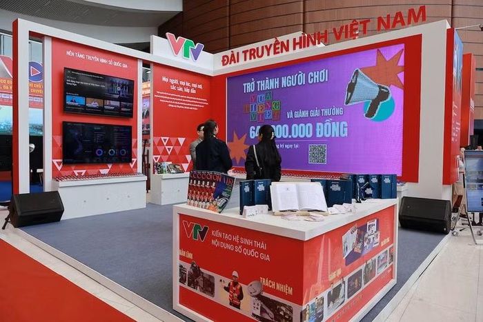 Các gian trưng bày báo chí thu hút sự quan tâm của đông đảo khách tham quan trong ngày khai mạc Hội Báo toàn quốc 2026.