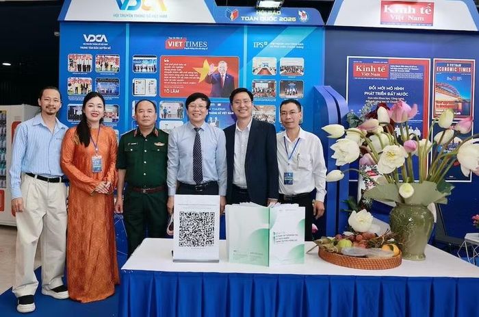 Lãnh đạo Ban Tuyên giáo và Dân vận Trung ương cũng đánh giá cao hoạt động của Hội trong bối cảnh chuyển đổi số diễn ra mạnh mẽ, đặc biệt là các nỗ lực liên quan đến ứng dụng AI, bảo vệ bản quyền và sở hữu trí tuệ trên môi trường số. Trong ảnh, ông Hồ Quang Lợi, Phó chủ tịch Hội Truyền thông số Việt Nam, chụp hình cùng một số nhà báo tham quan gian trưng bày.