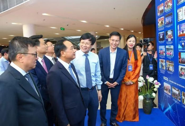 Tại gian trưng bày, Phó chủ tịch Thường trực Hội Truyền thông số Việt Nam Hồ Quang Lợi giới thiệu những hoạt động nổi bật của Hội cùng các đơn vị thành viên, trong đó có Tạp chí điện tử VietTimes, Trung tâm Bản quyền số và Viện IPS.