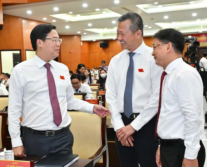 Phó Bí thư Thường trực Thành ủy TPHCM Lê Quốc Phong trao đổi với các đại biểu tham dự kỳ họp. Ảnh: VIỆT DŨNG