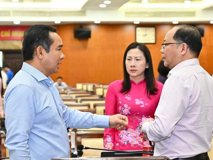 Chủ tịch UBND TPHCM Nguyễn Văn Được trao đổi cùng các đại biểu. Ảnh: VIỆT DŨNG