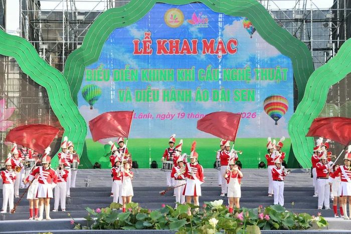 Khai mạc Biểu diễn khinh khí cầu nghệ thuật và Diễu hành áo dài Sen