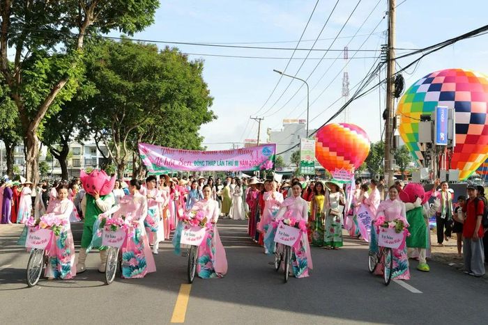 Hơn 2.000 phụ nữ trong trang phục áo dài Sen tham gia diễu hành