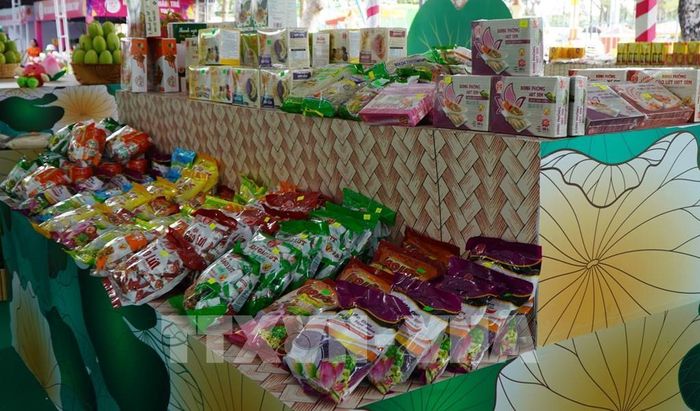 Các sản phẩm được chế biến từ các các bộ phận của cây sen. Ảnh: Nhựt An - TTXVN