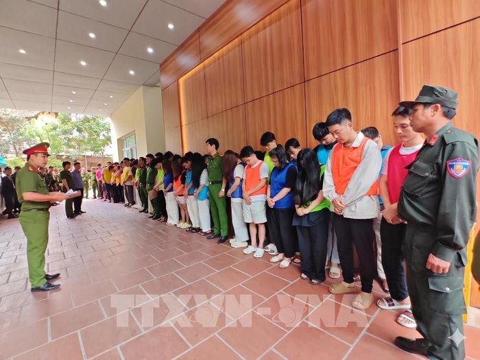 Cơ quan Cảnh sát điều tra (Công an thành phố Hà Nội) ra Quyết định khởi tố 21 vụ án, Quyết định khởi tố 187 bị can liên quan đến hành vi lừa đảo thông qua hoạt động mua bán, chuyển nhượng "sở hữu kỳ nghỉ du lịch". Ảnh: TTXVN phát