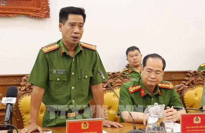 Đại tá Nguyễn Tiến Đạt, Trưởng Phòng Cảnh sát Hình sự, Công an Thành phố Hồ Chí Minh, thông tin tại buổi họp báo. Ảnh: Hồng Đạt - TTXVN 