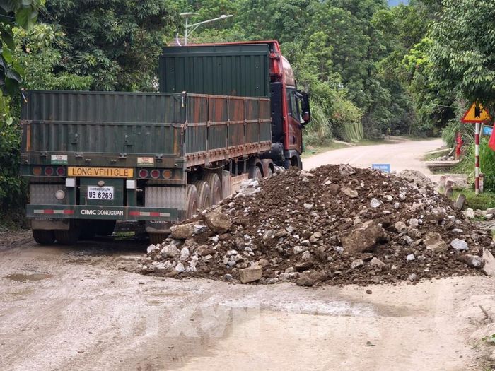 Mỗi ngày có hàng trăm chuyến xe tải trọng lớn đi lại trên tuyến Quốc lộ 14D để chở hàng hóa thông thương qua Cửa khẩu quốc tế Nam Giang. Ảnh: Quốc Dũng - TTXVN