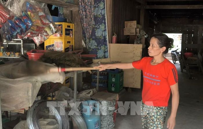 Chị Lê Thị Thắm (thôn A Liêng, xã Bến Giằng, thành phố Đà Nẵng) cho biết tuyến đường xuống cấp nên mùa nắng rất bụi, còn mùa mưa thì bùn lầy, ảnh hưởng lớn đến đời sống của bà con ven đường. Ảnh: Quốc Dũng - TTXVN