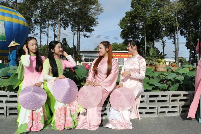 Phụ nữ Đồng Tháp rạng rỡ trong tà áo dài. Ảnh: Hồng Thái-TTXVN