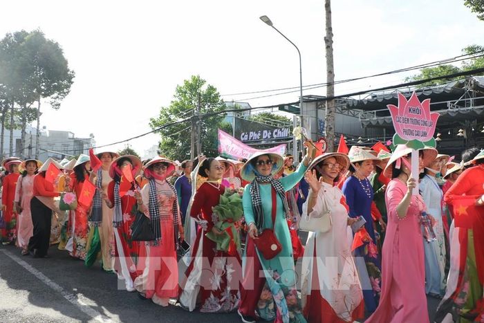 Phụ nữ Đồng Tháp rạng rỡ trong tà áo dài. Ảnh: Hồng Thái - TTXVN