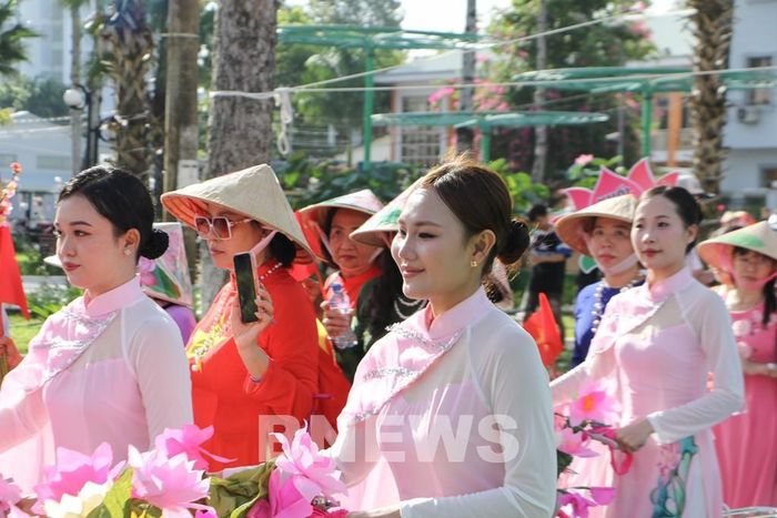 Những tà áo dài mang sắc màu hoa sen tạo nên bức tranh rực rỡ tại Lễ hội Sen. Ảnh: Hồng Thái-TTXVN