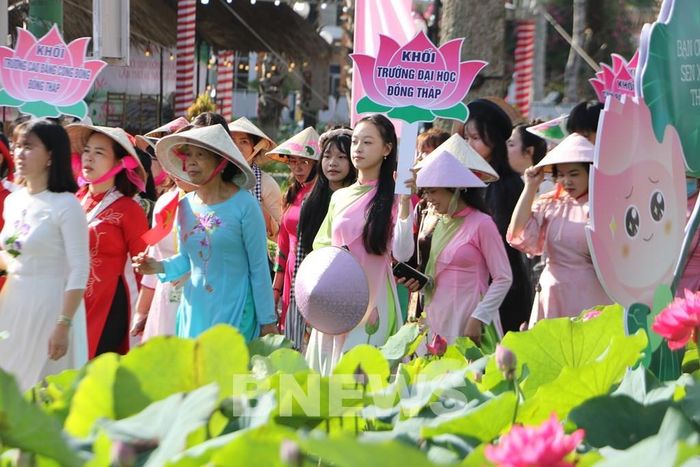 Đoàn diễu hành đi trên con đường sen. Ảnh: Hồng Thái-TTXVN