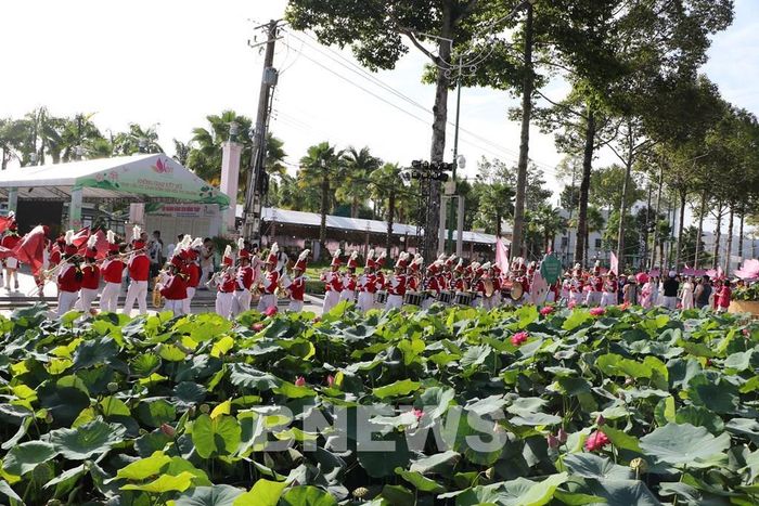 Đoàn diễu hành đi trên con đường sen. Ảnh: Hồng Thái-TTXVN