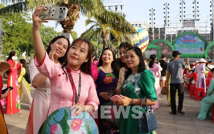 Phụ nữ Đồng Tháp rạng rỡ trong tà áo dài. Ảnh: Hồng Thái-TTXVN