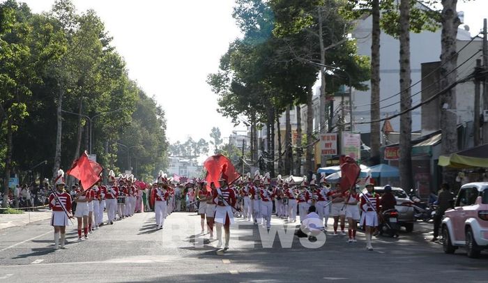 Đoàn diễu hành đi qua các tuyến đường quanh Công viên Văn Miếu (phường Cao Lãnh). Ảnh: Hồng Thái-TTXVN