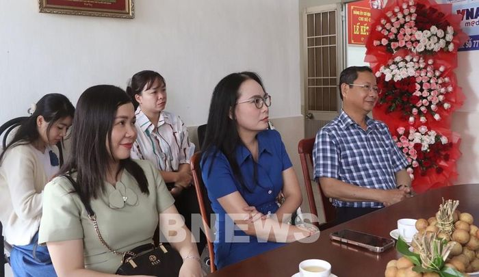 Đại diện lãnh đạo Sở Văn hóa, Thể thao và Du lịch chúc mừng. Ảnh: Tuấn Phi-TTXVN