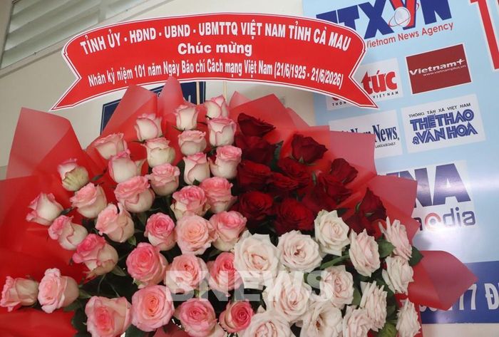 Lãnh đạo tỉnh Cà Mau gửi hoa chúc mừng. Ảnh: Tuấn Phi-TTXVN