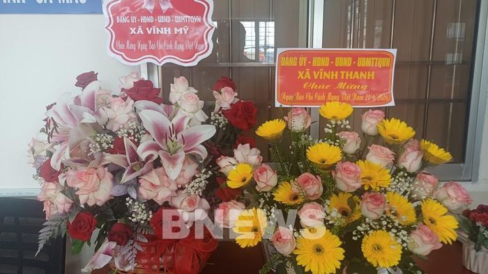 Các xã, phường tại tỉnh Cà Mau đến thăm và tặng hoa chúc mừng. Ảnh: Tuấn Phi-TTXVN