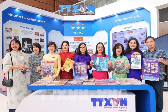 Các đại biểu tại gian trưng bày của TTXVN dự Hội báo toàn quốc 2026. Ảnh: Minh Quyết - TTXVN