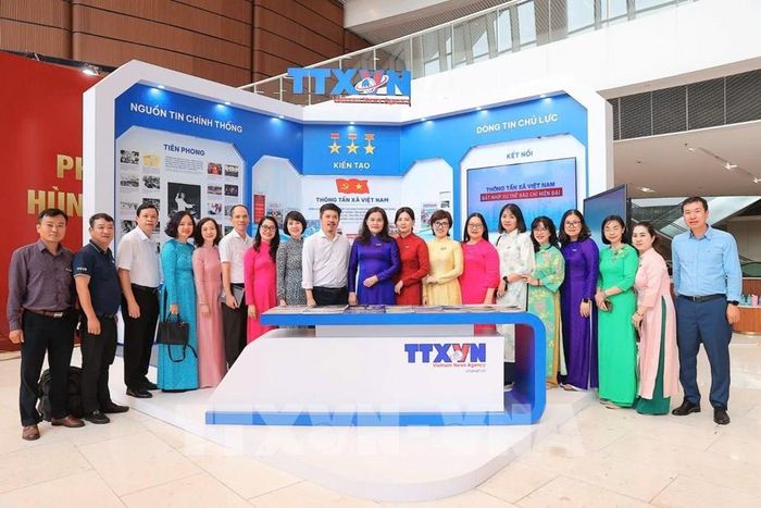 Các đại biểu tại gian trưng bày của TTXVN dự Hội báo toàn quốc 2026. Ảnh: Minh Quyết - TTXVN