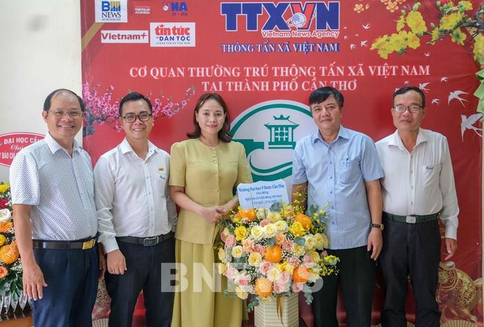 Trường Đại học Y Dược Cần Thơ chúc mừng Cơ quan thường trú TTXVN tại Cần Thơ nhân Ngày Báo chí Cách mạng Việt Nam. Ảnh: Thanh Liêm-TTXVN