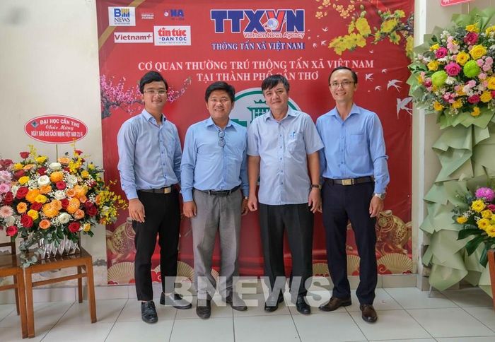Trường Đại học Sư phạm Kỹ thuật Vĩnh Long đến thăm, chúc mừng Ngày Báo chí Cách mạng Việt Nam Cơ quan thường trú TTXVN tại Cần Thơ. Ảnh: Thanh Liêm-TTXVN