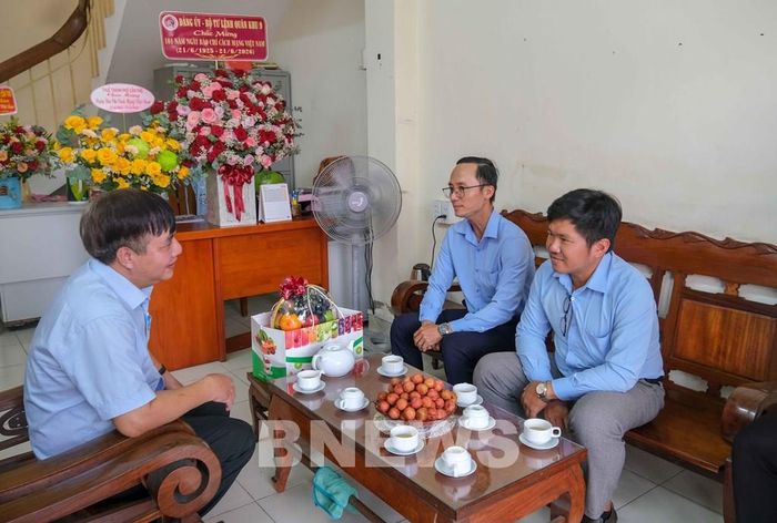 Lãnh đạo Cơ quan thường trú TTXVN tại Cần Thơ trao đổi với đại diện Trường Đại học Sư phạm Kỹ thuật Vĩnh Long. Ảnh: Thanh Liêm-TTXVN
