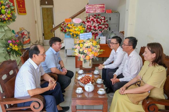 Lãnh đạo Cơ quan thường trú TTXVN tại Cần Thơ trao đổi với Đoàn công tác của Trường Đại học Y Dược Cần Thơ. Ảnh: Thanh Liêm-TTXVN