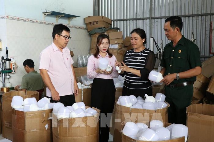 Công ty TNHH MTV Led Nhã Phương của bà Trần Thị Thùy Trang (thứ 2, từ phải sang), khóm 9, phường Trà Vinh được vay vốn tín dụng chính sách 180 triệu đồng để mở rộng quy mô hoạt động. Ảnh: Thanh Hòa- TTXVN