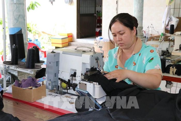 Cơ sở may gia công Thiên Nhiên, khóm Long Đại, phường Long Đức được tiếp cận nguồn vốn tín dụng chính sách, giải quyết việc làm cho nhiều lao động địa phương. Ảnh: Thanh Hòa- TTXVN
