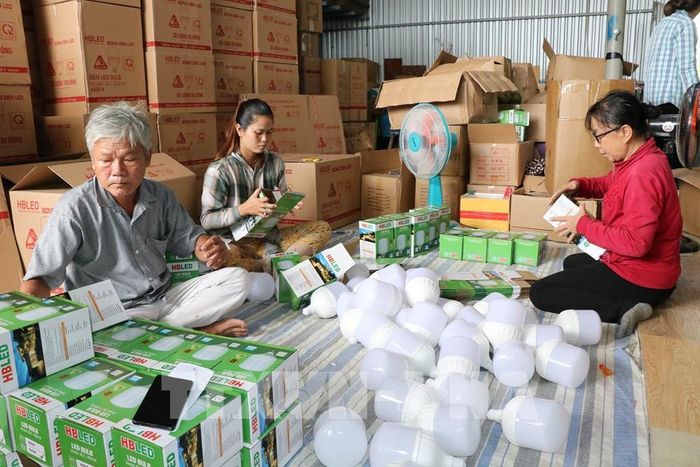 Công ty TNHH MTV Led Nhã Phương, khóm 9, phường Trà Vinh được vay vốn tín dụng chính sách, giải quyết việc làm cho nhiều lao động. Ảnh: Thanh Hòa- TTXVN