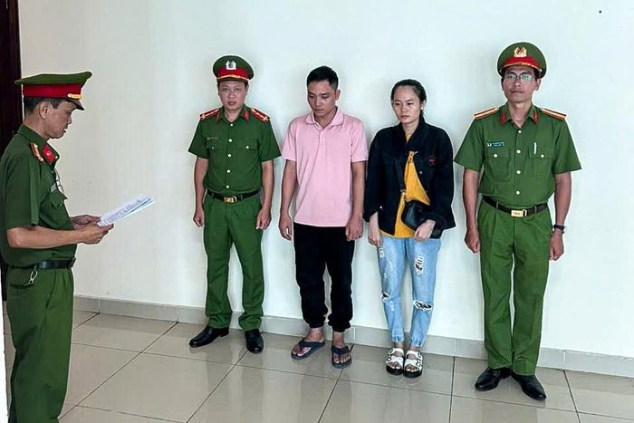 Công an TP Cần Thơ tống đạt Quyết định khởi tố và thực hiện Lệnh bắt tạm giam với cặp vợ chồng đã thành lập 5 công ty để sản xuất, buôn bán phân bón giả quy mô lớn tại miền Tây. Ảnh: Công an Cần Thơ