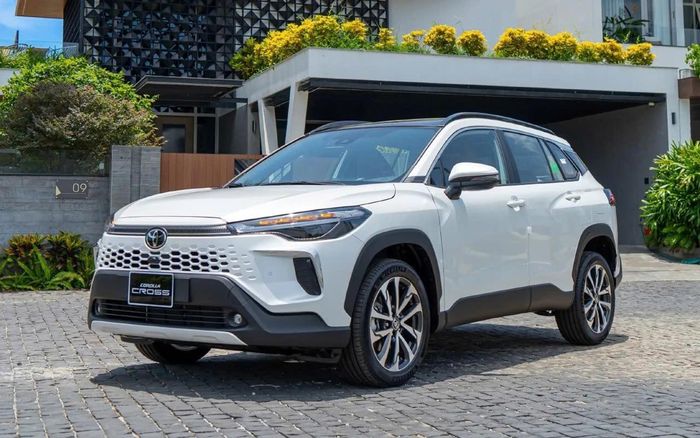 Kia Sportage HEV (bên trên) và Toyota Cross HEV (bên dưới).