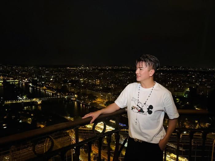 Đàm Vĩnh Hưng cùng con trai trải nghiệm ngắm Paris từ trên cao.