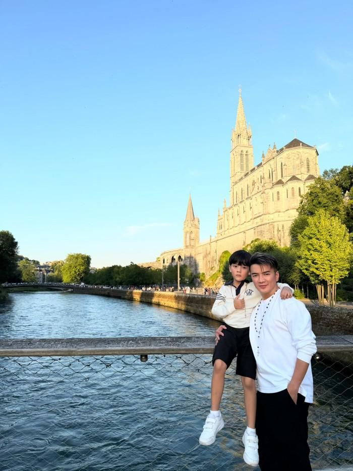 Đàm Vĩnh Hưng dành tình thương cho con trai.
