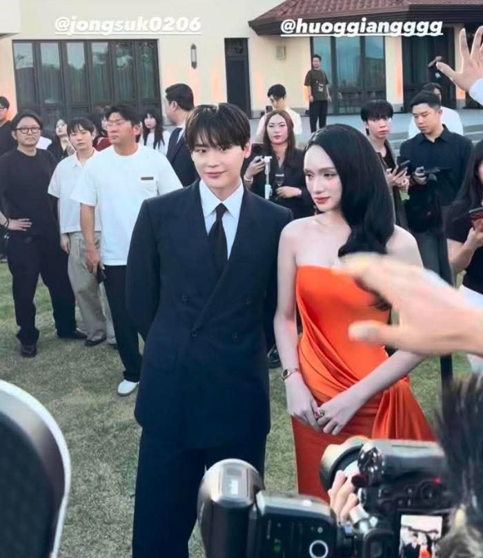 Hương Giang và Lee Jong Suk được giới truyền thông săn đón nồng nhiệt. Ảnh: IGNV