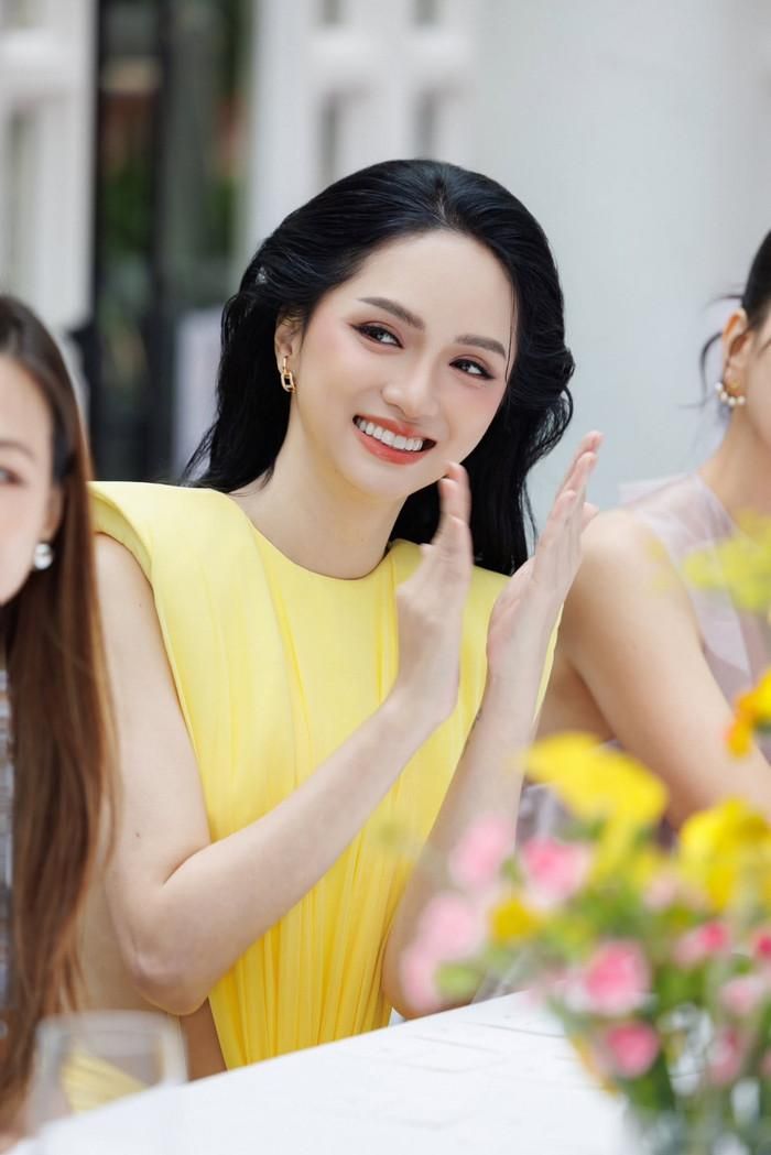 Hương Giang luôn thể hiện sự chỉn chu, cởi mở mỗi khi xuất hiện ở chốn đông người. Ảnh: FBNV