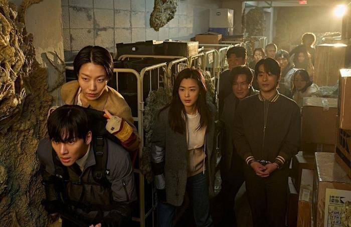 Colony: Bầy Xác Sống nhanh chóng thu hút sự quan tâm của khán giả nhờ đề tài xác sống kết hợp yếu tố sinh tồn (Ảnh: Showbox).