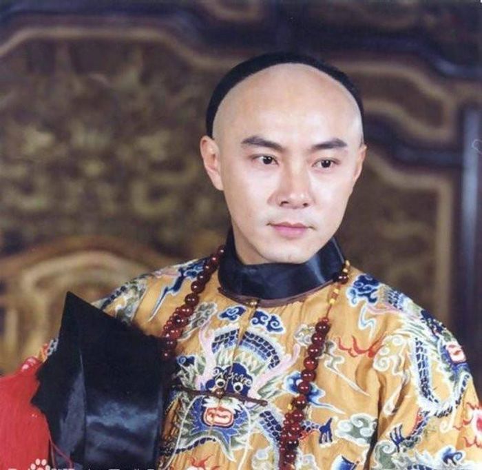 Kim Dung dùng nhân vật này để đặt ra câu hỏi về ranh giới giữa thiện và ác, giữa chính nhân quân tử và những kẻ chỉ biết dùng đạo đức làm vỏ bọc.