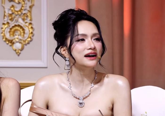 Giám khảo Hương Giang đặt câu hỏi cho Pháo tại vòng sơ khảo.