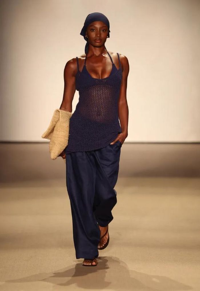 Những chiếc áo crochet, sơ mi rộng hoặc quần linen được phối cùng bikini tạo nên vẻ ngoài phóng khoáng nhưng vẫn đầy phong cách. Ảnh: Getty Images