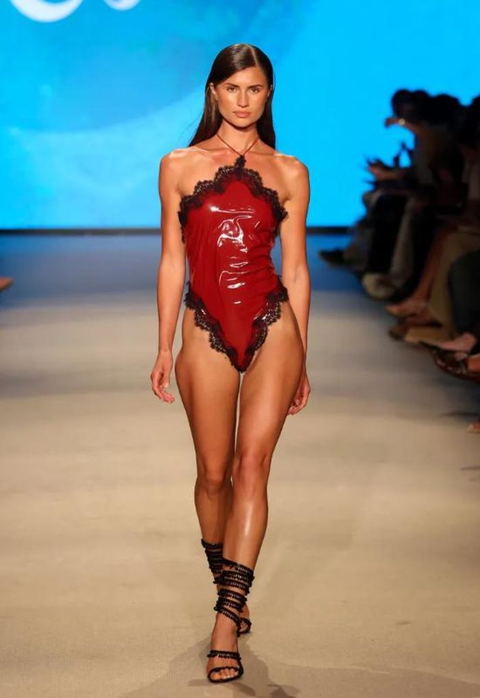 Các chi tiết ren, đường cắt gợi cảm hay thiết kế corset xuất hiện nhiều trên các mẫu đồ bơi mới. Ảnh: Getty Images