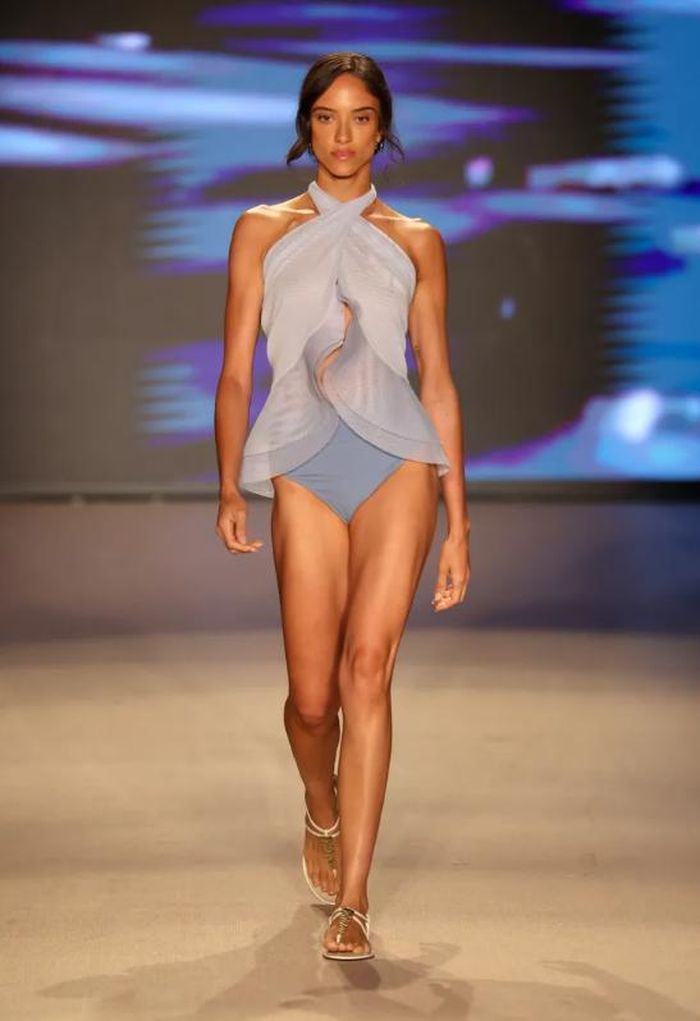 Các chi tiết bèo nhún mềm mại xuất hiện dày đặc trên sàn diễn Miami Swim Week. Ảnh: Getty Images