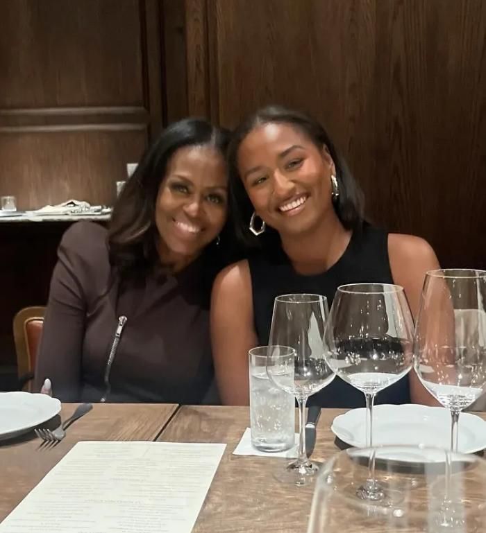 Michelle Obama cùng con gái Sasha trong dịp sinh nhật lần thứ 25 của cô. Ảnh: IGNV