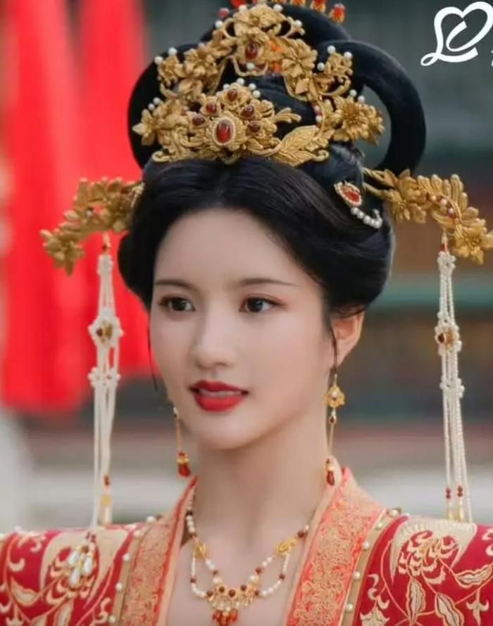 Diện hồng y uy quyền, Lưu Tá Ninh sở hữu sức hút lấn lướt mỗi khi lộ diện trên màn ảnh. Ảnh: Sohu