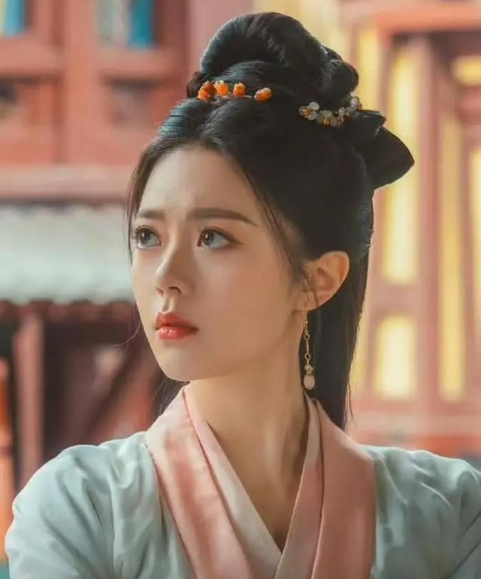 Em gái quốc dân Triệu Kim Mạch gây bất ngờ với khí chất trưởng thành, sắc sảo đầy mê hoặc. Ảnh: Sohu